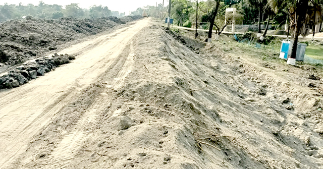 বেড়িবাঁধে মাটির পরিবর্তে বালু, কাজ বন্ধ করে দিলো এলাকাবাসী