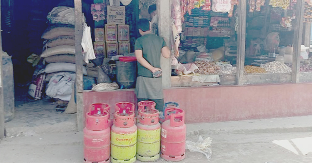 মনপুরায় গলাকাটে দামে বিক্রি হচ্ছে এলপিজি গ্যাস