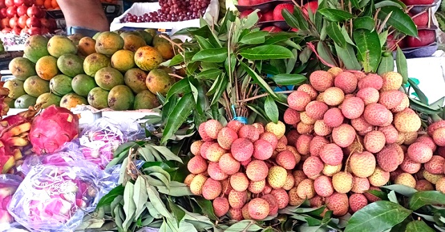 বাজারে গ্রীষ্মের ফলের সমাহার বাড়ছে, দাম বেশি