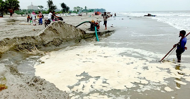 আবারও কুয়াকাটা সৈকত থেকে বালু তুলে সৈকত রক্ষার উদ্যোগ