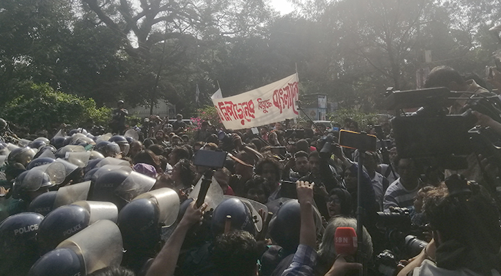 স্বরাষ্ট্র উপদেষ্টার পদত্যাগ চেয়ে পদযাত্রা, আটকে দিল পুলিশ
