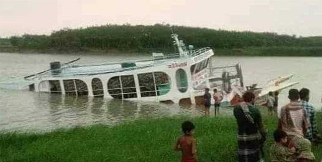 ঝড়ের কবলে পড়ে বরিশালে লঞ্চডুবি
