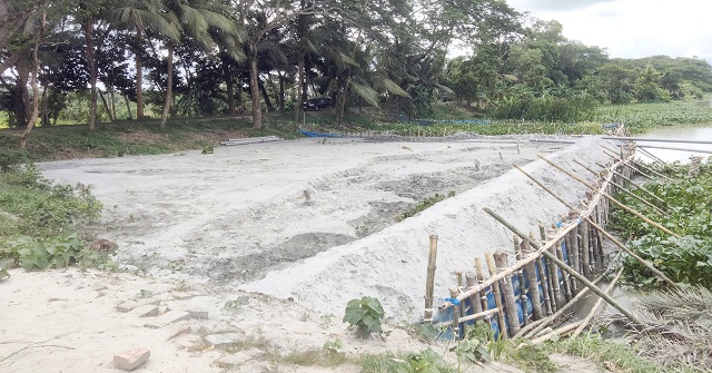 আগৈলঝাড়ায় সন্ধ্যা নদী বালু দিয়ে ভরাট করে ইট বালুর ব্যবসা 