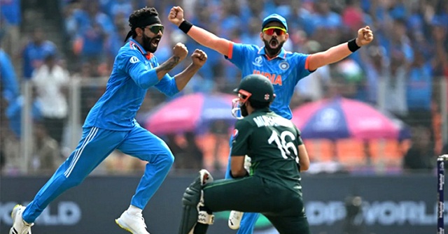 ভারতীয় বোলিংয়ে হঠাৎ পাকিস্তানের ব্যাটিং ধস