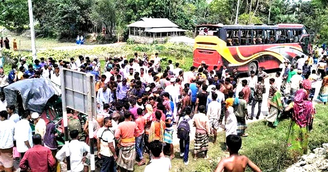 বাসের ধাক্কায় দুই স্কুলছাত্রীসহ নিহত ৪