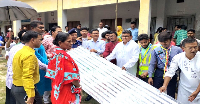 আগুনে ক্ষতিগ্রস্তদের সহায়তা দিল পটুয়াখালী জেলা প্রশাসন