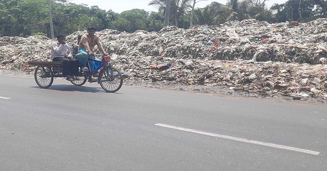 ঢাকা-বরিশাল মহাসড়ক যেন ময়লার ভাগাড়