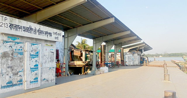 যাত্রী সংকটে ঝালকাঠি-ঢাকা-চাঁদপুর রুটে লঞ্চ চলাচল বন্ধ