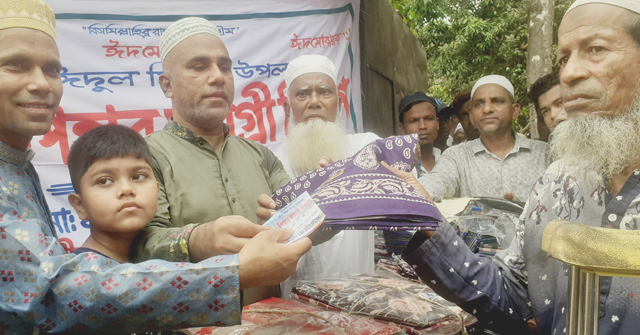 দৌলতখানে অসহায় মানুষের মাঝে শাড়ি- লুঙ্গি বিতরণ