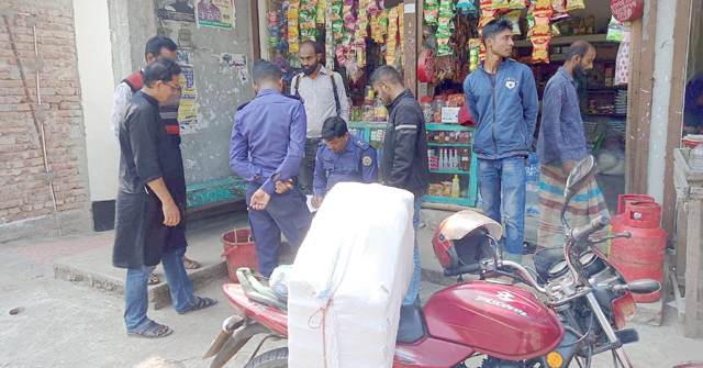 মঠবাড়িয়ায় অবৈধ ব্যান্ডরোল বিড়ির ছড়াছড়ি, সরকার হারাচ্ছে রাজস্ব 
