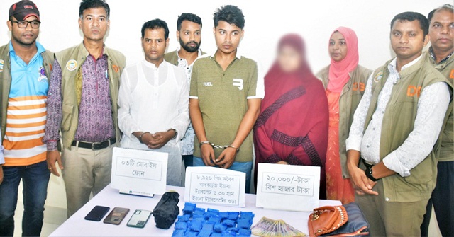 গৌরনদীতে মেম্বারের কাছে ইয়াবা বিক্রি করতে এসে গ্রেফতার মা-ছেলে