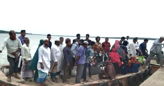 মহাবিপদ মাথায় নিয়েও বিষখালি-পায়রা নদীতে খেয়া পারাপার