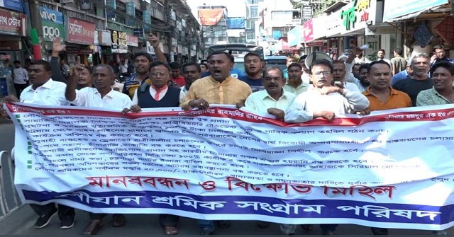 বরিশালে নৌযান শ্রমিকদের কর্মবিরতির ঘোষণা