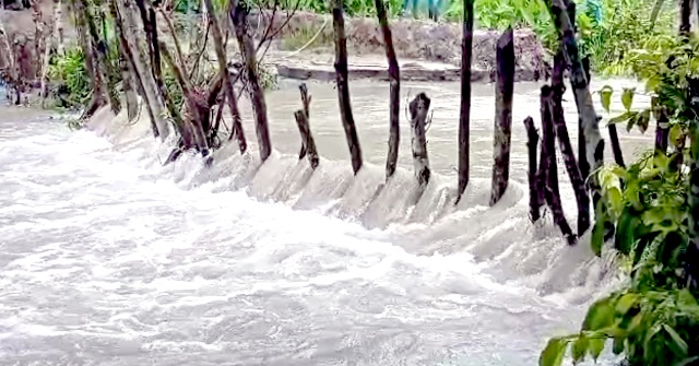 কাঁঠালিয়ায় খালের বাঁধ ভেঙে ১১টি গ্রাম প্লাবিত