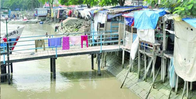 স্ত্রীকে সরতে বলায় বিরক্ত মেসি