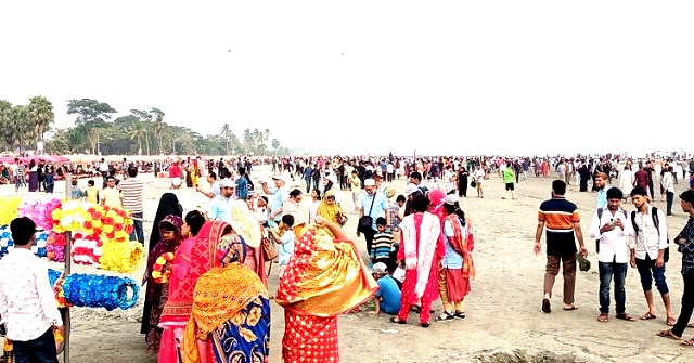তিল ধারণের ঠাঁই নেই কুয়াকাটায়, হোটেল না পেয়ে বাসাবাড়িতে পর্যটক