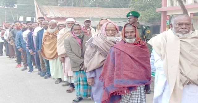 উৎসবমুখর পরিবেশে পিরোজপুরে ভোটগ্রহণ চলছে