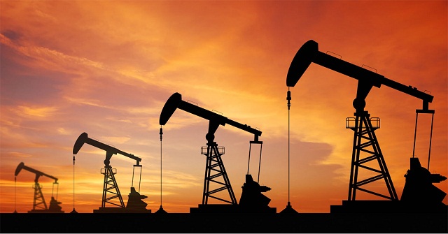 তেলের দাম আরও কমল