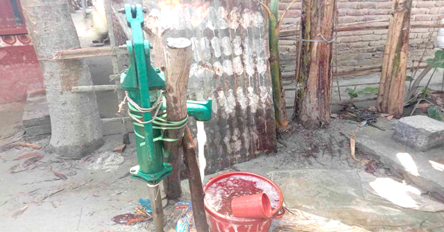 পিরোজপুরে টিউবওয়েল থেকে বের হচ্ছে গ্যাস