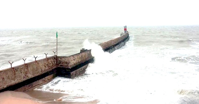 গুজরাটে আঘাত হানতে শুরু করেছে ‘বিপর্যয়’