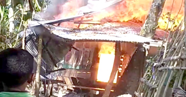  মঠবাড়িয়ায় অগ্নিকান্ডে ব্যবসা প্রতিষ্ঠান পুড়ে ছাই, চরম বিপাকে বৃদ্ধ রত্তন আলী