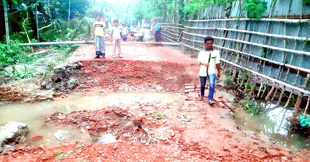 মঠবাড়িয়ায় ১৫০ কি.মি. গ্রামীণ সড়ক বিপর্যস্ত