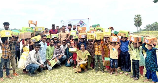 মঠবাড়িয়ায় সুবিধাবঞ্চিত শিশুদের মাঝে ঈদ উপহার বিতরণ