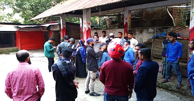 বরিশালে দোকানে বিক্রির উদ্দেশে কুকুর জবাই!