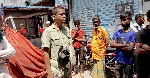 গলায় জুতার মালা দিয়ে ইজিবাইক চালকের প্রতিবাদ