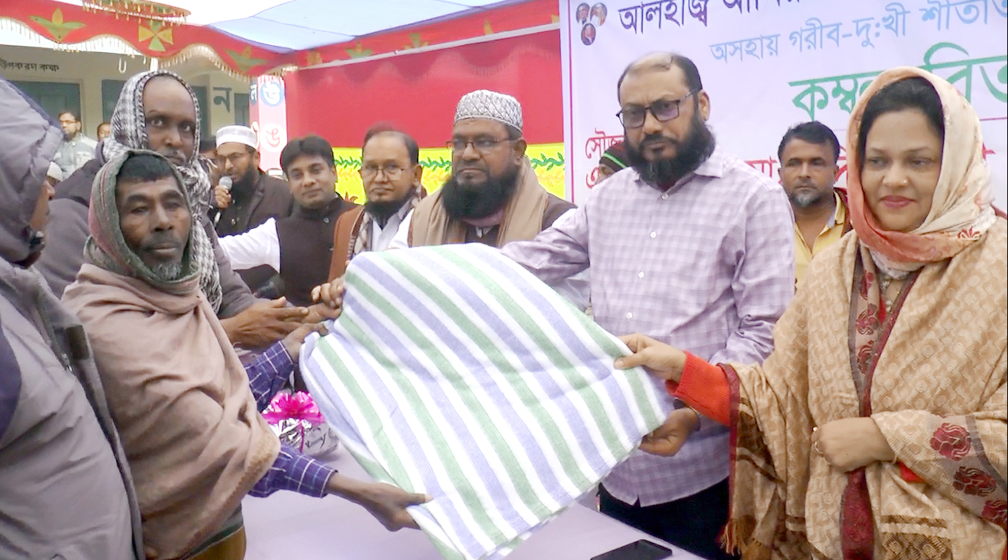 ঝালকাঠিতে শীতার্তদের মাঝে কম্বল বিতরণ