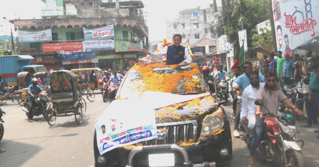নৌকা নিয়ে বরিশালে এলেন মেয়র প্রার্থী খোকন সেরনিয়াবাত