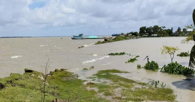 বরিশালে বাড়ছে নদীর পানি