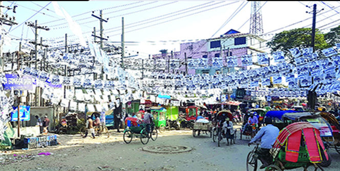 মাত্র একদিনেই পোস্টারে ছেয়ে গেছে নগরী