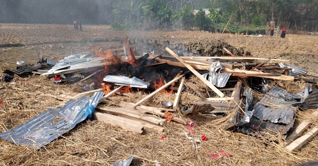 পাথরঘাটায় জমি নিয়ে বিরোধ, দশটি ঘরে অগ্নিসংযোগ