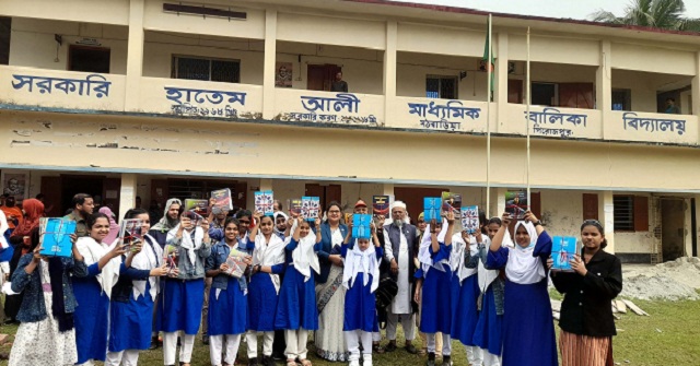 মঠবাড়িয়ায় ৭০ হাজার ৬শ’ ৪৭জন শিক্ষার্থী পেল নতুন বই 