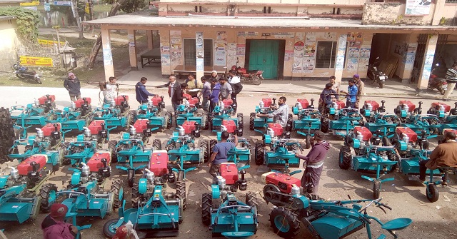 মঠবাড়িয়ায় ৭১০ জেলে পরিবারের মাঝে চাল বিতরণ