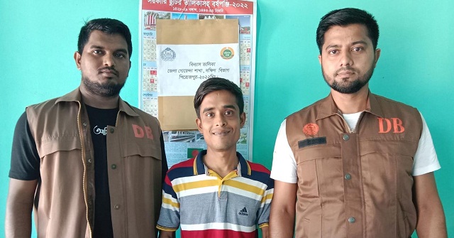 মঠবাড়িয়ায় ডিবি পুলিশের অভিযানে মাদক কারবারি গ্রেপ্তার