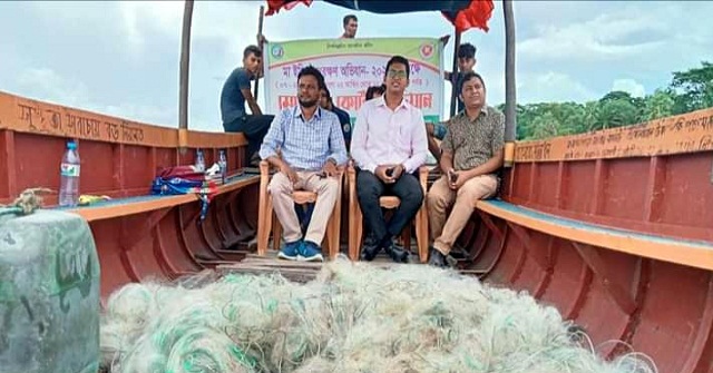 মঠবাড়িয়ায় মা ইলিশ রক্ষায় নদীতে অভিযান, অবৈধ জাল জব্দ