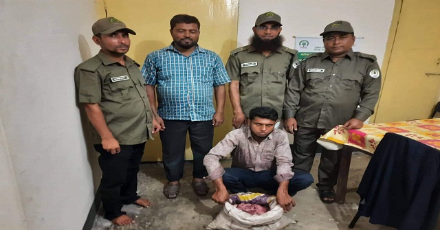মনপুরায় ১০ কেজি হরিণের মাংসসহ শিকারি আটক