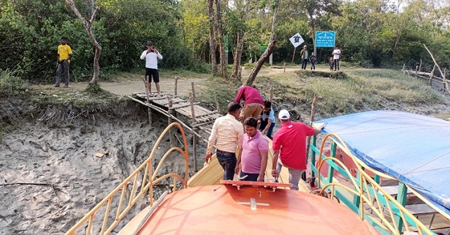 ঝুঁকিপূর্ণ সাঁকো বেয়ে ফাতরার বনে যাচ্ছে পর্যটকরা!