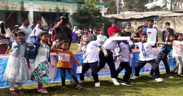 শিশু শিক্ষার্থীদের কাগজের প্লেন উড়ানো প্রতিযোগিতা