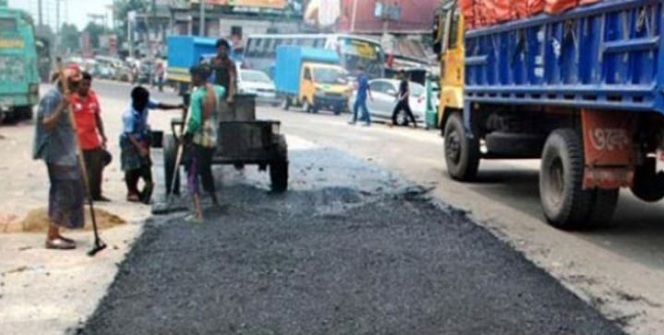  স্কুলছাত্রীর গায়ে রাস্তার গরম পিচ নিক্ষেপ, আটক ২