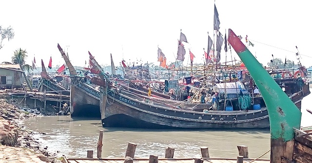 ঘূর্ণিঝড় ‘মোখা’ আতঙ্কে তীরে ফিরে আসছে ট্রলার