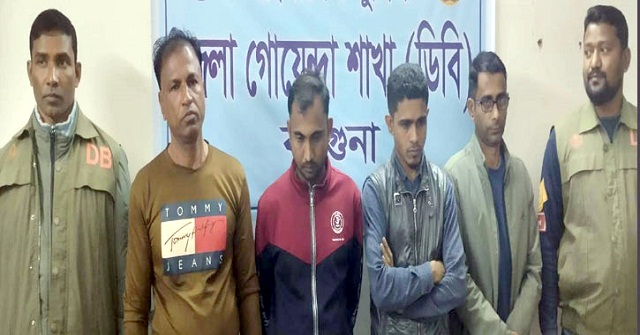 বরগুনায় পাসপোর্ট অফিসে অভিযান, ৪ দালাল আটক