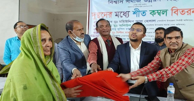 গলাচিপায় দুস্থদের মধ্যে কম্বল বিতরণ