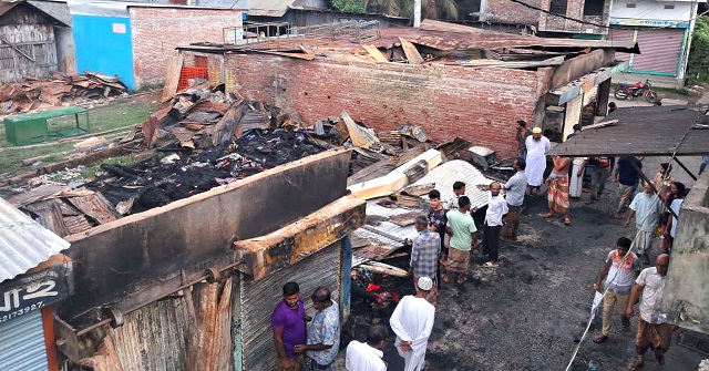 স্বরূপকাঠিতে অগ্নিকান্ডে ৮টি ব্যবসা প্রতিষ্ঠান পুড়ে ছাই 