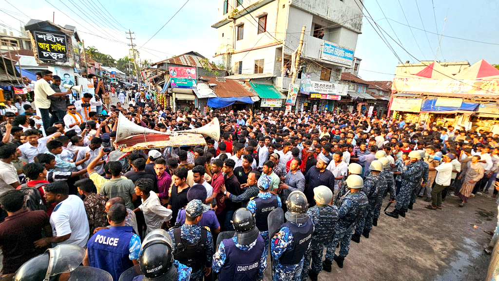 পাথরঘাটায়  ছাত্রদলের কমিটি ঘোষণার পর পাল্টাপাল্টি বিক্ষোভ