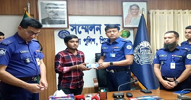 পিরোজপুরে চুরি হওয়া ৩৫ মোবাইল ফোন মালিককে ফেরত