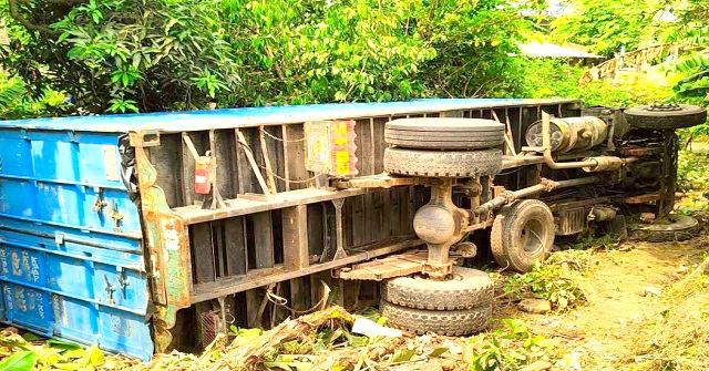 নাভারনে কাভার্ডভ্যান চাপায় কলেজ শিক্ষক ও নৈশ প্রহরীর মৃত্যু