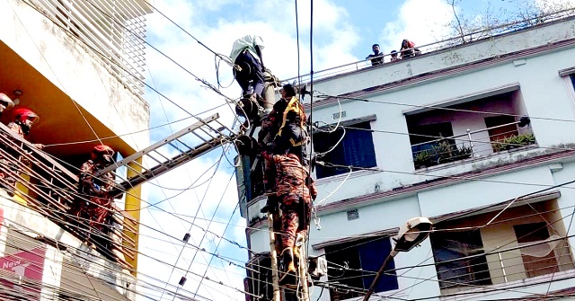 আধাঘণ্টা বৈদ্যুতিক খুঁটিতে ঝুলে থাকা লাইনম্যানকে জীবিত উদ্ধার
